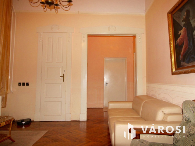 Hatalmas polgári ház és gazdasági terület