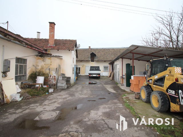 Hatalmas polgári ház és gazdasági terület