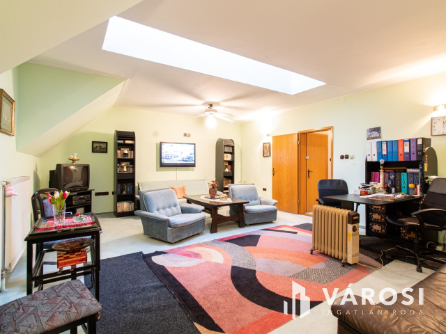 ELADÓ ipari ingatlan 4 db lakással és 2 db műhellyel!