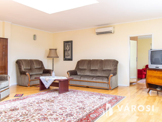 ELADÓ ipari ingatlan 4 db lakással és 2 db műhellyel!