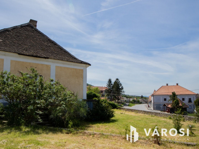 Részben felújított nemesi kúria, udvarház!