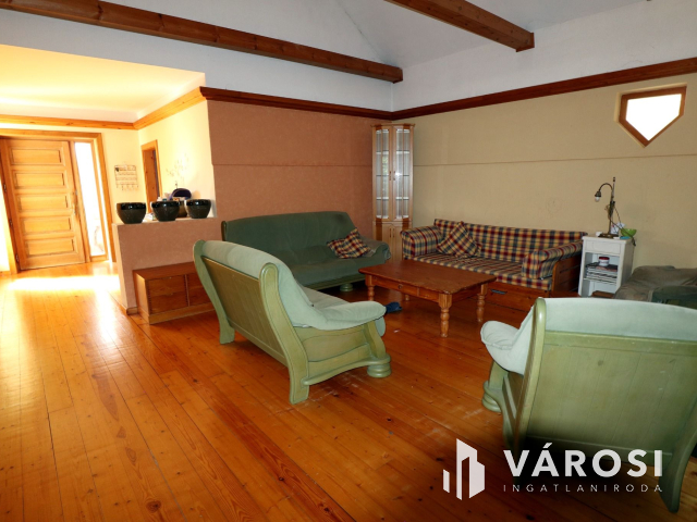 Gyönyörű, kertkapcsolatos otthon, lehetőségekkel.