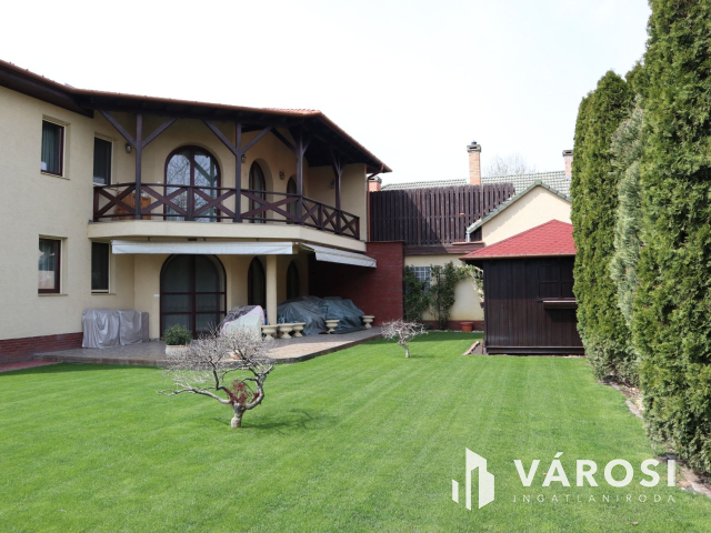 Exkluzív kétgenerációs családi ház Móra városrészen!