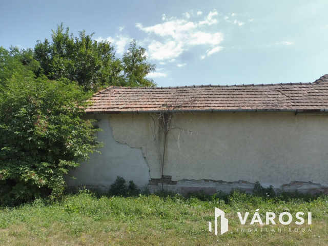 Szőregen természet közeli osztható sarki telek eladó.