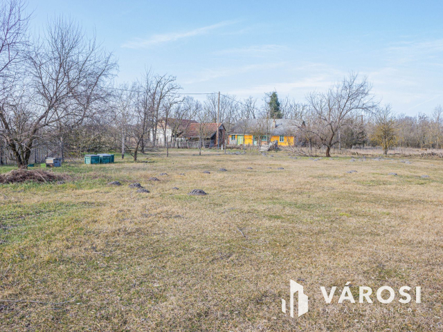 Tanya az Őszeszéki tó partján  M5-ös autópályától 2 percre