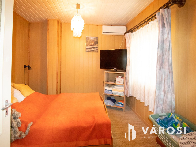 Közművesített vízparti nyaraló központi helyen!