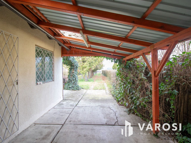 Közművesített vízparti nyaraló központi helyen!