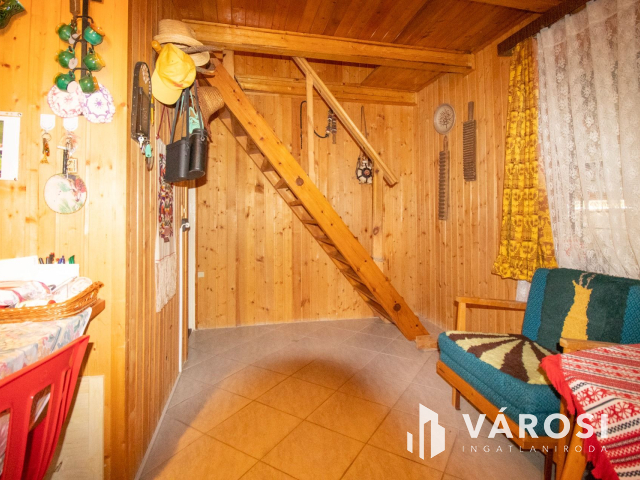 Közművesített vízparti nyaraló központi helyen!