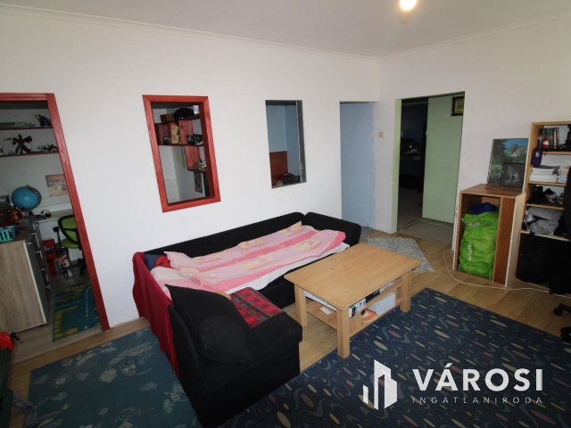 Ház tele lehetőségekkel, nagy telekkel, melléképülettel.