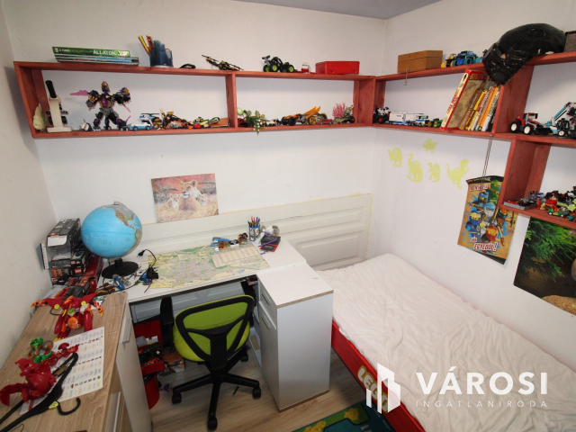 Ház tele lehetőségekkel, nagy telekkel, melléképülettel.