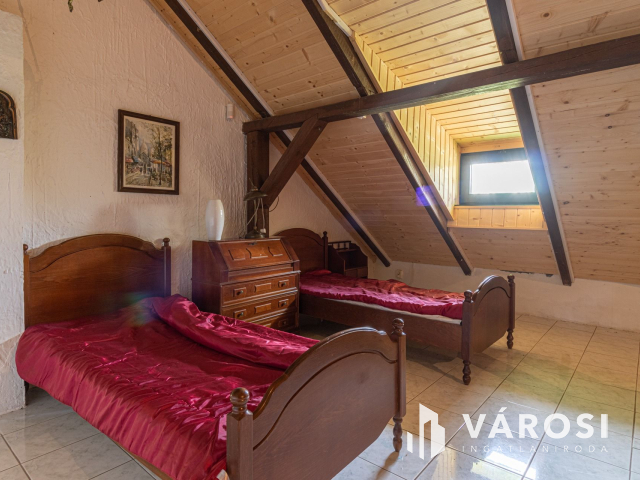 5700 m2-es telek nagy házzal, melléképületekkel Ladánybenén!