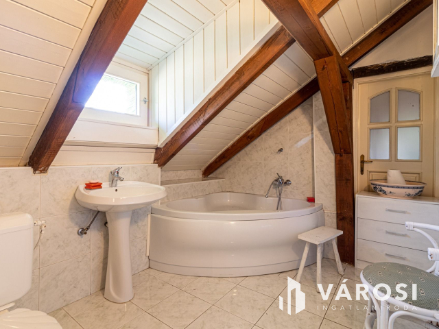 5700 m2-es telek nagy házzal, melléképületekkel Ladánybenén!