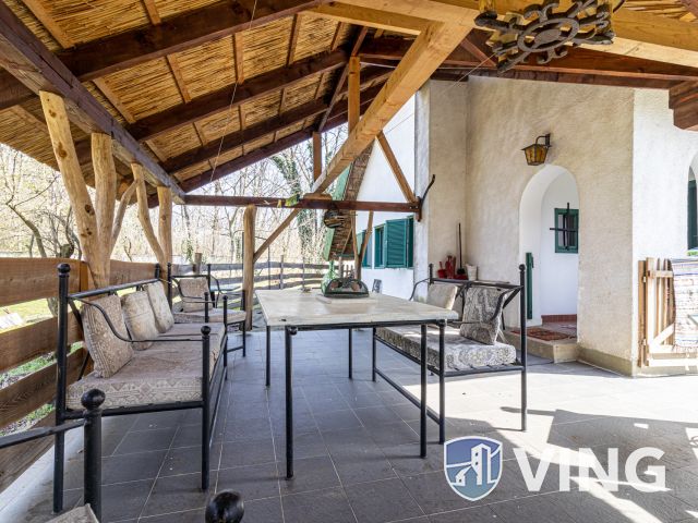 5700 m2-es telek nagy házzal, melléképületekkel Ladánybenén!