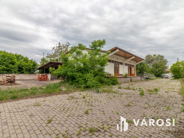 Korszerű épülettel ipari terület eladó!