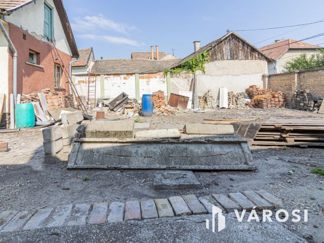 Felújítandó ház nagy telekkel Cegléd belvárosában!