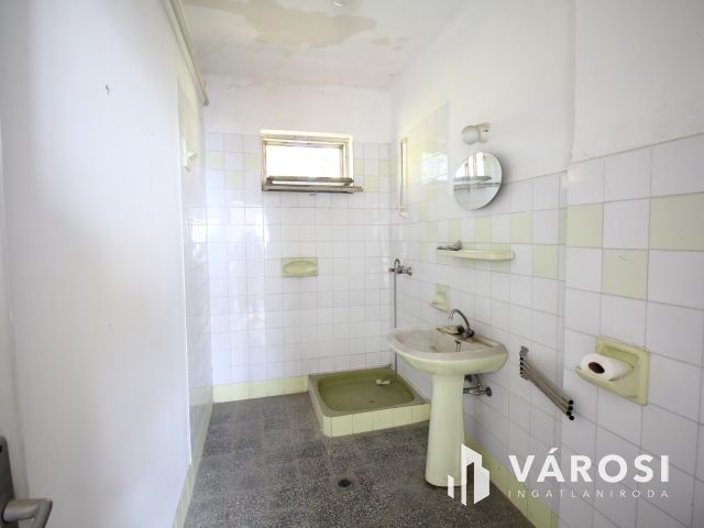 Orosházán, belvárosi kétszintes családiház