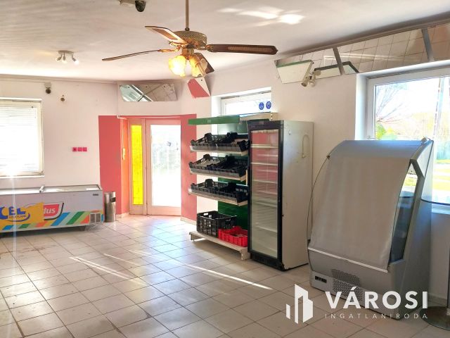 Takaros lakássá alakítható sarki ingatlan