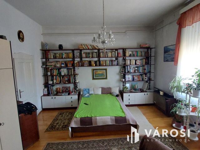 Két szintes családi ház a belváros szélén, Tapolcán eladó