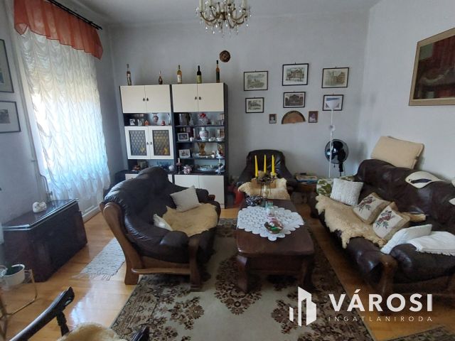 Két szintes családi ház a belváros szélén, Tapolcán eladó