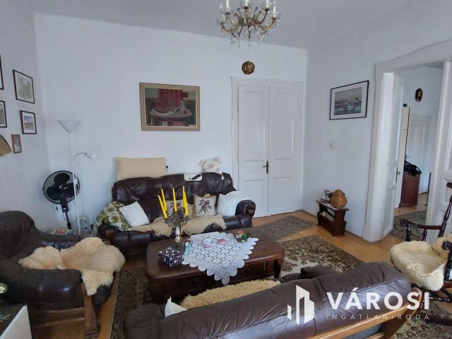 Két szintes családi ház a belváros szélén, Tapolcán eladó