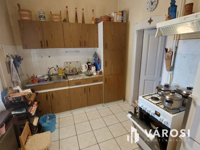 Két szintes családi ház a belváros szélén, Tapolcán eladó