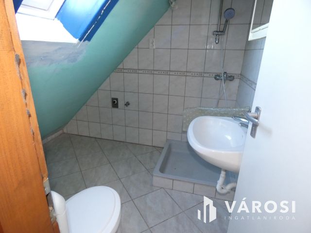 Két szintes családi ház a belváros szélén, Tapolcán eladó