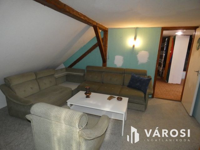 Két szintes családi ház a belváros szélén, Tapolcán eladó