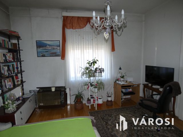 Két szintes családi ház a belváros szélén, Tapolcán eladó