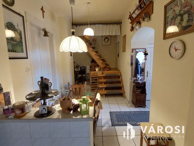 Két szintes családi ház a belváros szélén, Tapolcán eladó