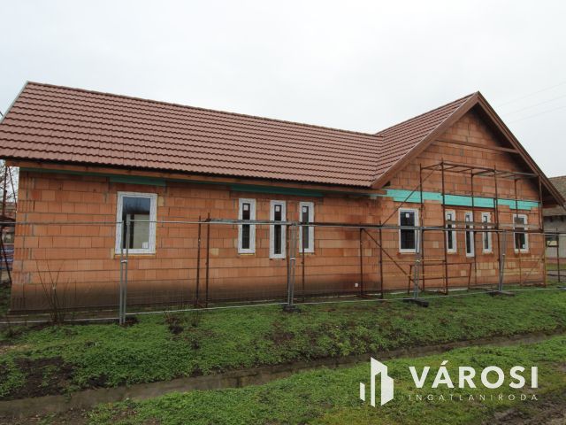 Kertes lakás Mindszenten