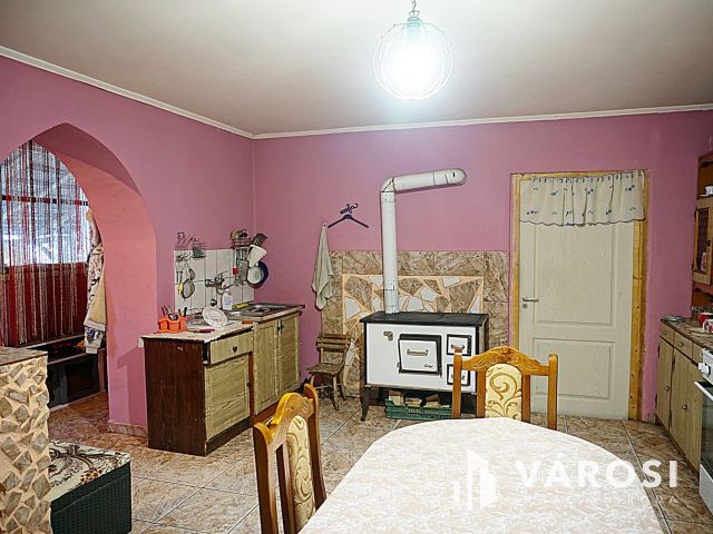 Részben felújított családi ház eladó!