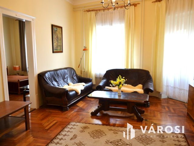 A vízparttól 500 m-re családiház eladó Kenesén!