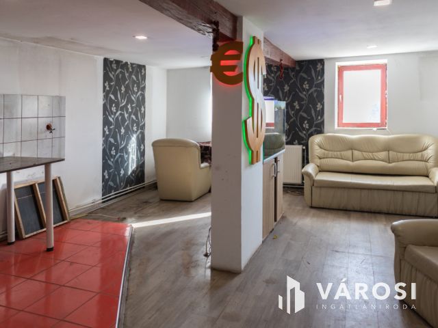 Lovastanya erdővel a szélén