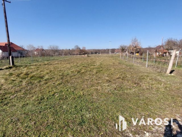 Megosztva 2 ház építésre is alkalmas zártkert Kővágóörsön