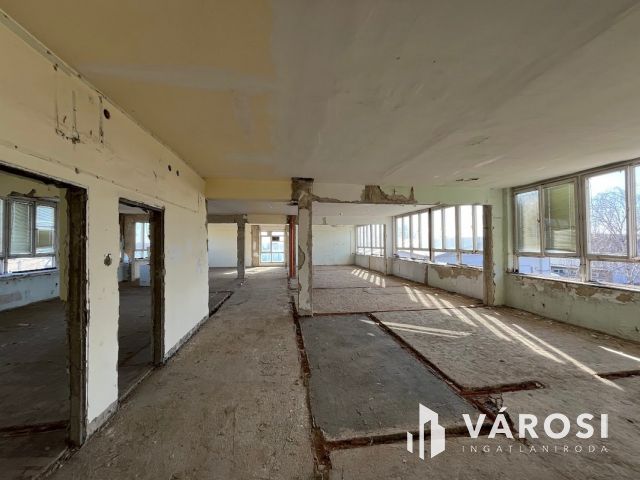 Debrecen kiemelt ipari részén, telephely, irodaház eladó!