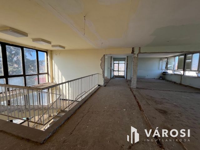 Debrecen kiemelt ipari részén, telephely, irodaház eladó!