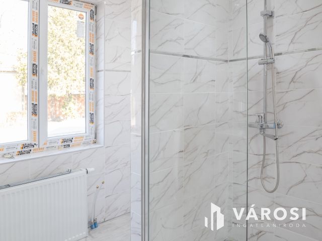 Két generációs 5 szobás családi ház Tápén