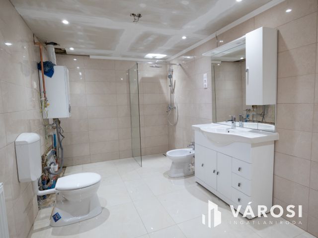 Két generációs 5 szobás családi ház Tápén