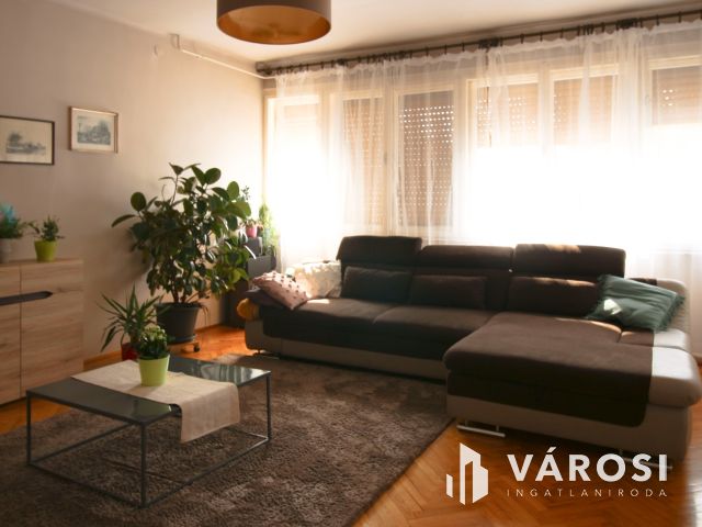 Közkedvelt utcában ikerház eladó!