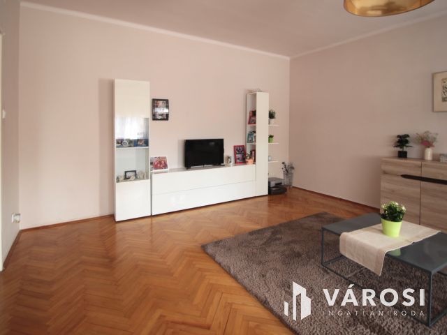 Közkedvelt utcában ikerház eladó!