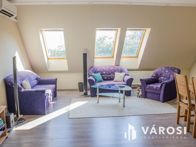 Belváros peremén fényárban úszó 2 fürdős