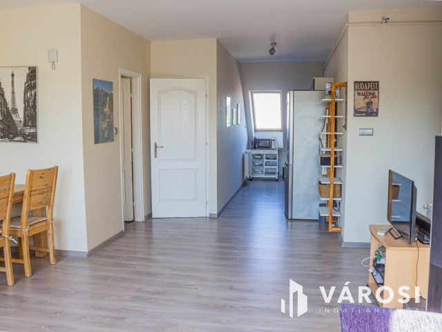 Belváros peremén fényárban úszó 2 fürdős