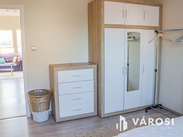 Belváros peremén fényárban úszó 2 fürdős