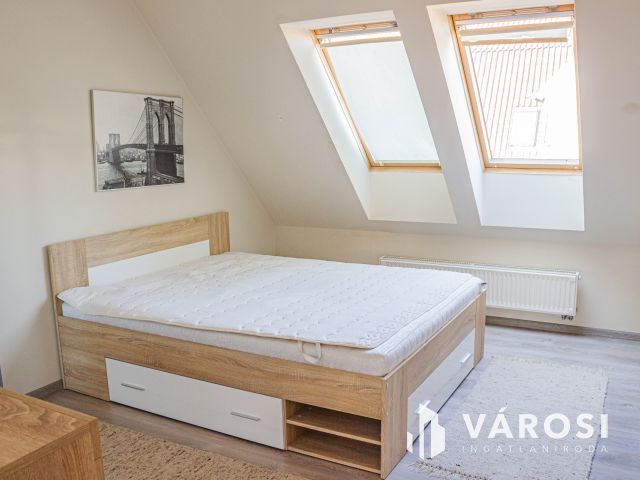 Belváros peremén fényárban úszó 2 fürdős