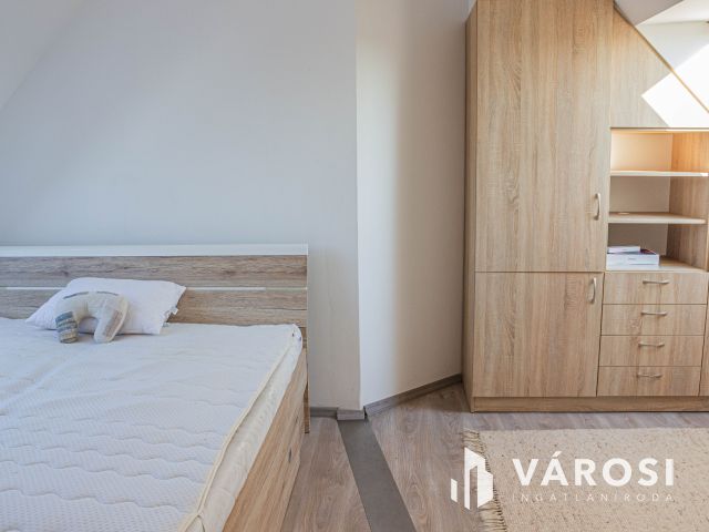 Belváros peremén fényárban úszó 2 fürdős