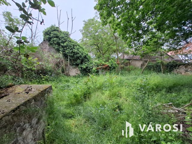 Telek, bazaltkő építőanyaggal Kékkúton eladó