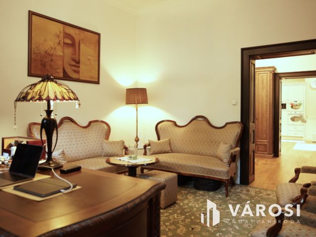 Kúria eladó Zsombón, birtokkal és naperőművel!