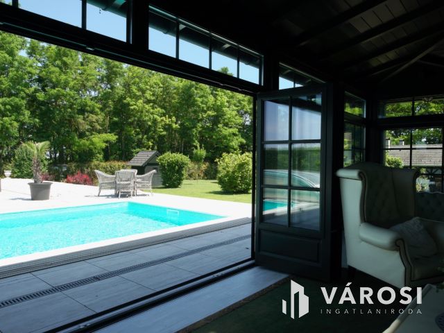 Kúria eladó Zsombón, birtokkal és naperőművel!