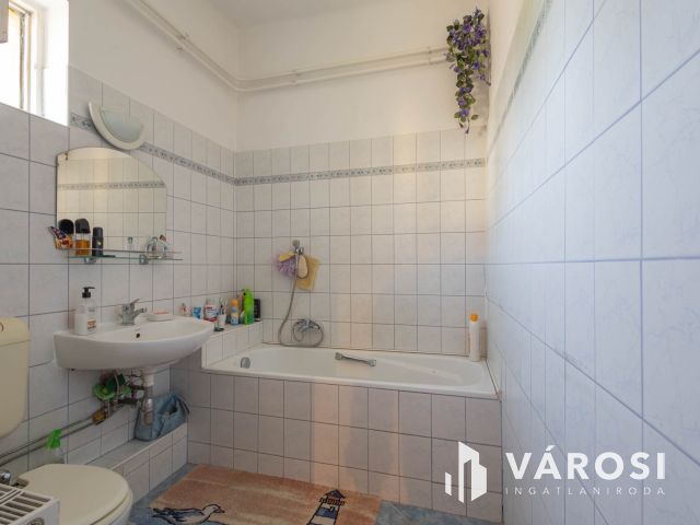 Nagy ház több garázzsal, még több lehetőséggel!