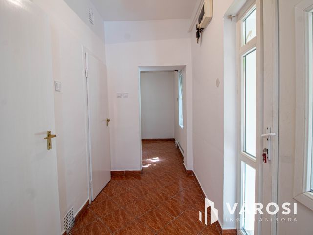 Belváros közeli udvari lakás zöld területtel, 2 garázzsal